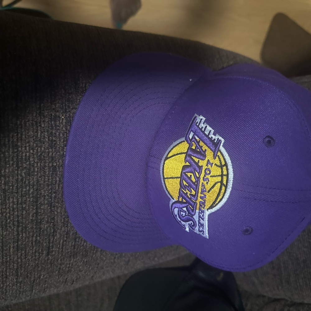 Lakers fitted cap 7 5/8 purple like new